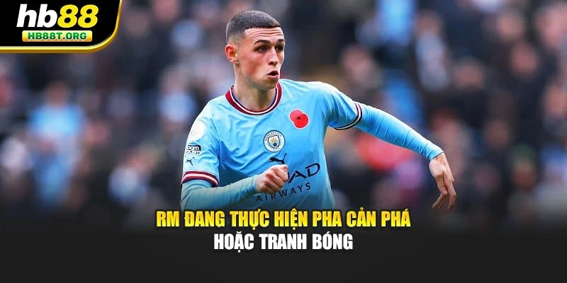 RM đang thực hiện pha cản phá hoặc tranh bóng